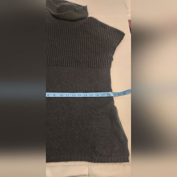 Theory Wool and Cashmere Cowl Neck Sleveless Knit Sweater in Green Size Medium - Picture 10 of 13